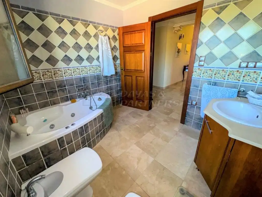 Bany de Casa o xalet en venda en Orihuela amb Aire condicionat, Jardí privat i Traster