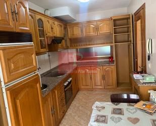 Cuina de Casa adosada en venda en San Andrés del Rabanedo amb Calefacció, Jardí privat i Parquet
