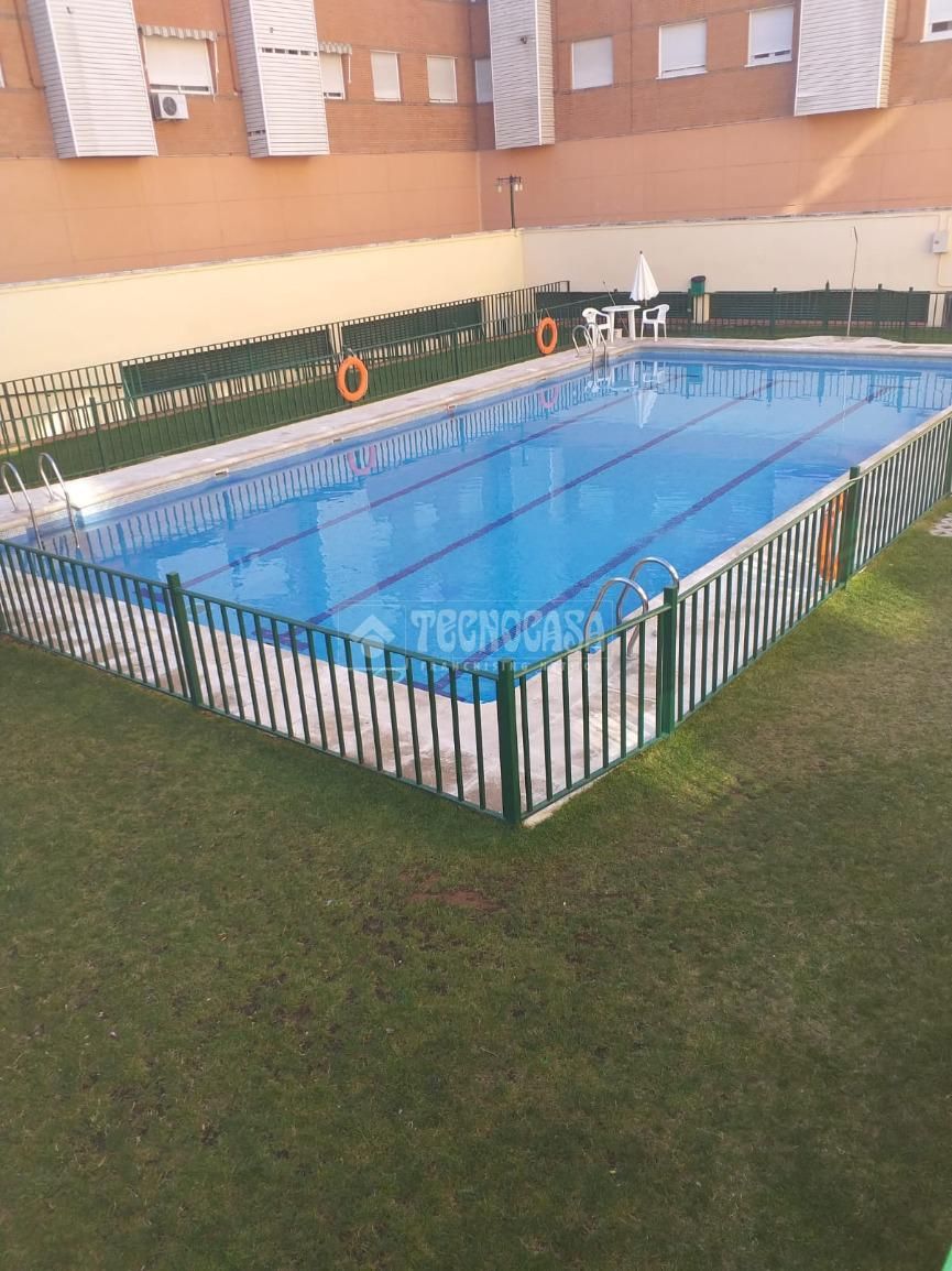 Swimming pool of Flat for sale in Torrejón de Ardoz  with Air Conditioner, Heating and Community pool