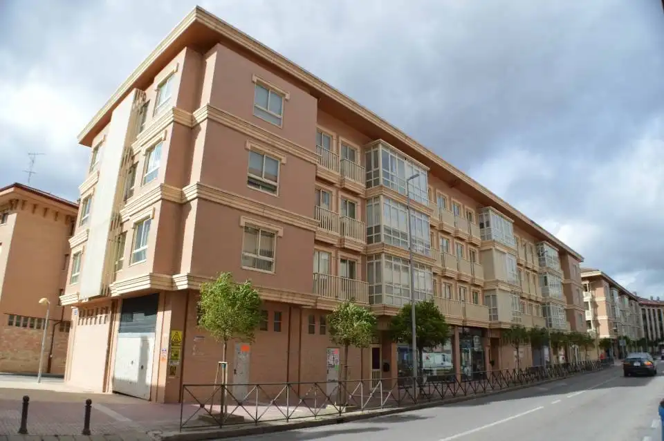 Local comercial de lloguer a Av Burgos 20