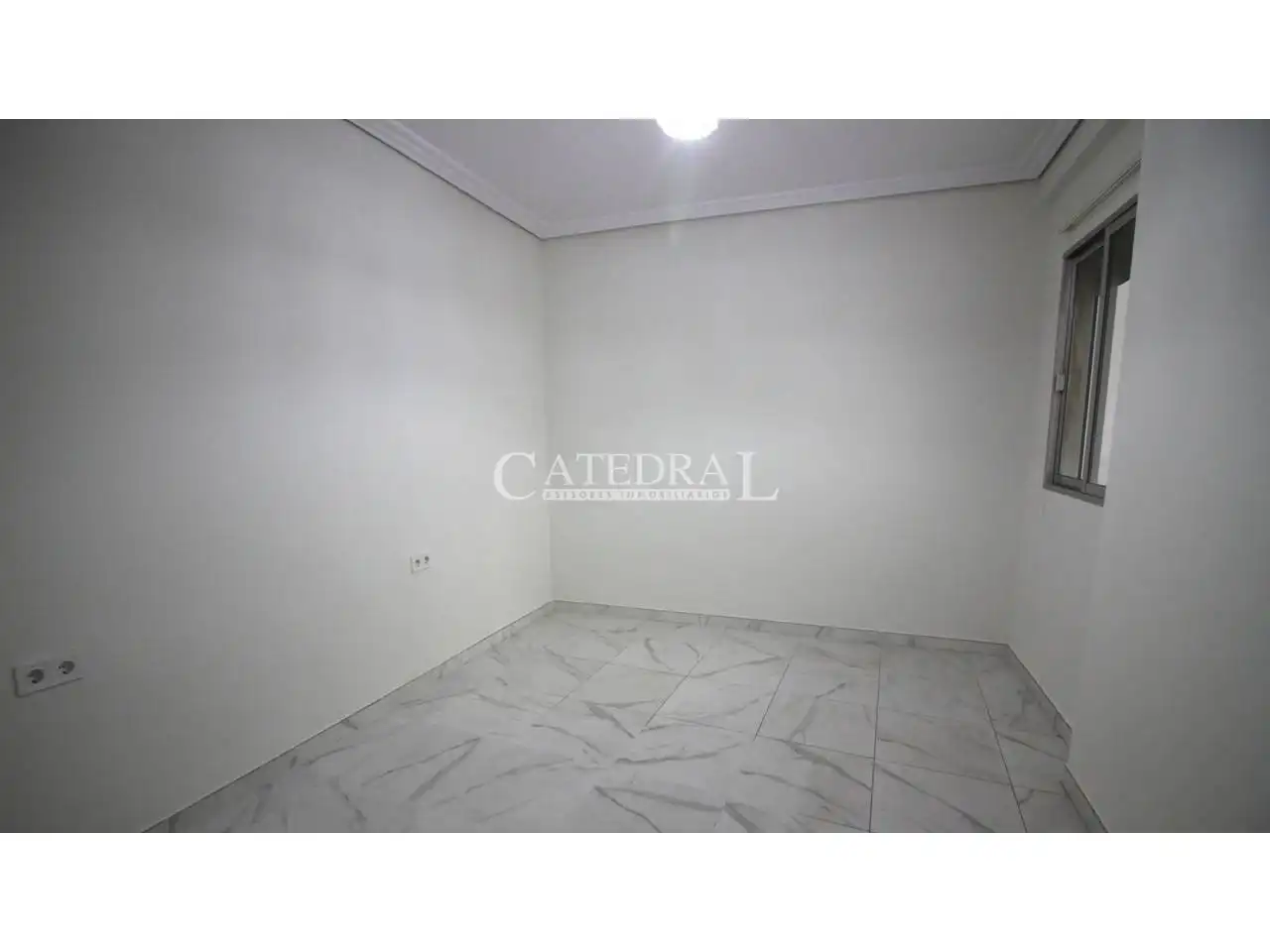 Bedroom of Flat for rent in Sevilla  with Air Conditioner and Balcony