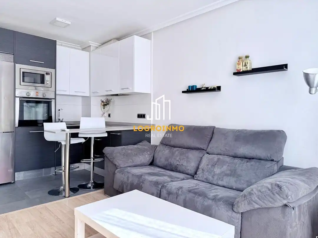 Living room of Flat for sale in  Logroño  with Air Conditioner, Heating and Parquet flooring