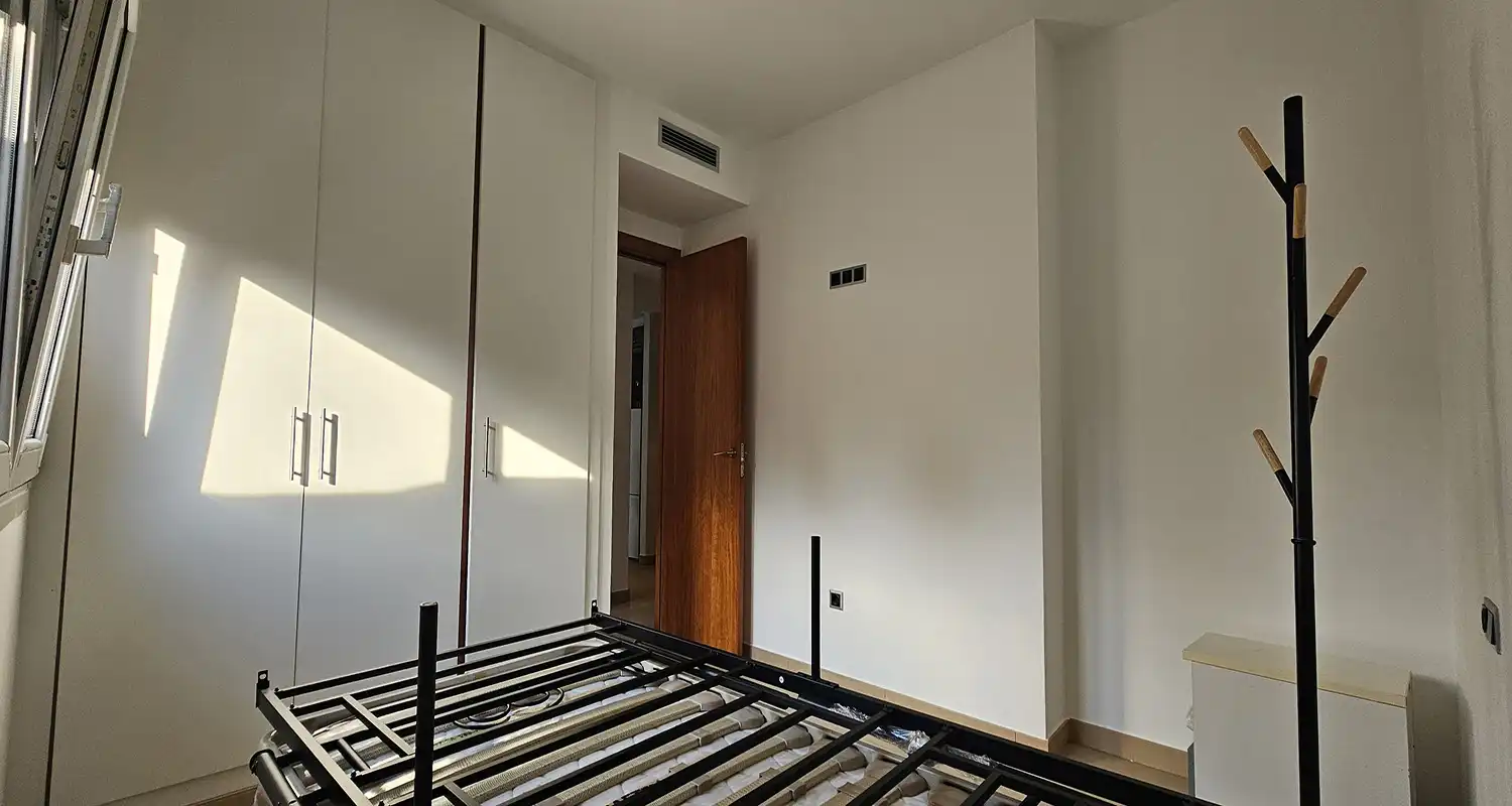 Schlafzimmer von Erdgeschoss zur Miete in Riells i Viabrea mit Klimaanlage, Heizung und Terrasse