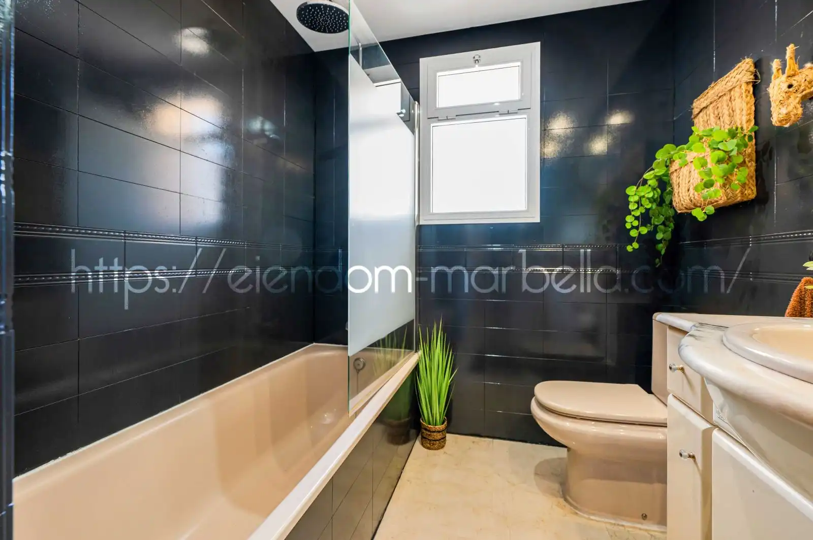 Badezimmer von Wohnungen zum Verkauf in Marbella mit Klimaanlage, Terrasse und Möbliert