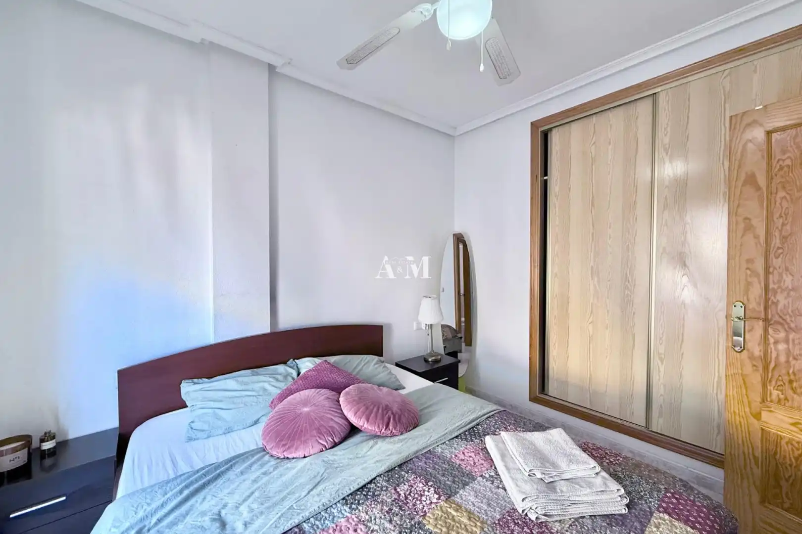 Habitación de Casa adosada de alquiler en Torrevieja con Aire acondicionado, Jardín privado y Terraza