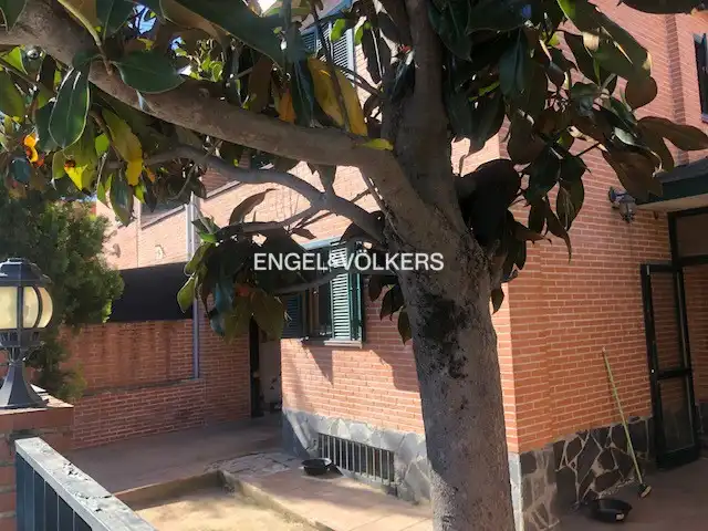 Vista exterior de Casa o chalet en venta en Madrid con Calefacción, Jardín privado y Piscina