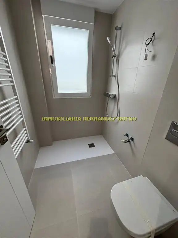 Bathroom of Flat for sale in Salamanca  with Air Conditioner, Heating and Balcony