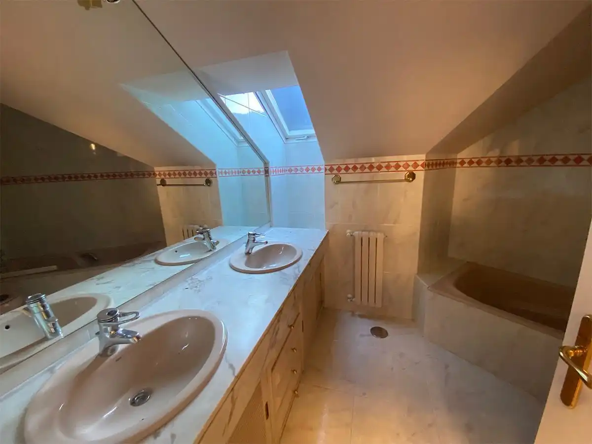 Baño de Piso en venta en Oviedo  con Calefacción