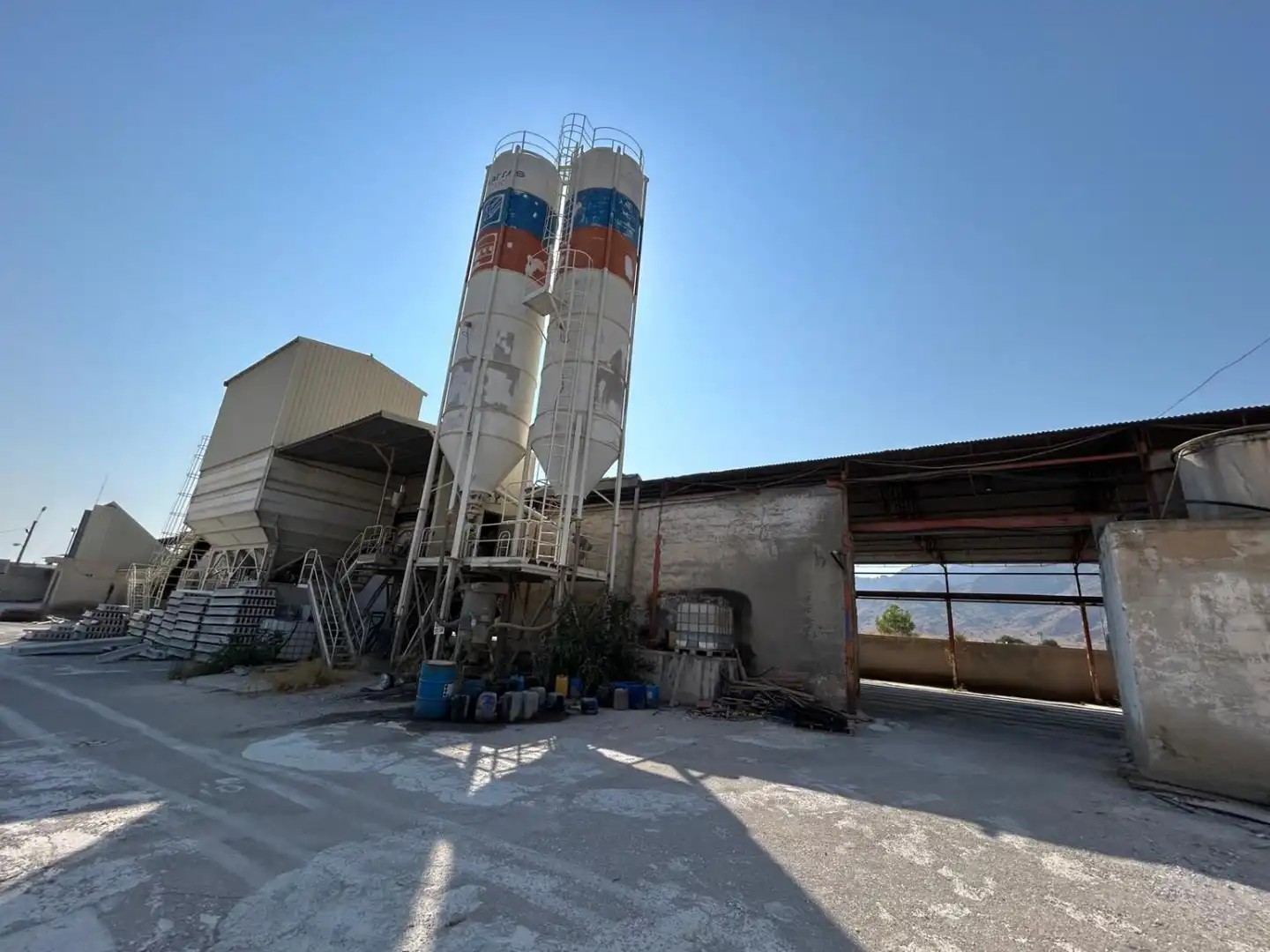 Vista exterior de Nave industrial en venta en Cox