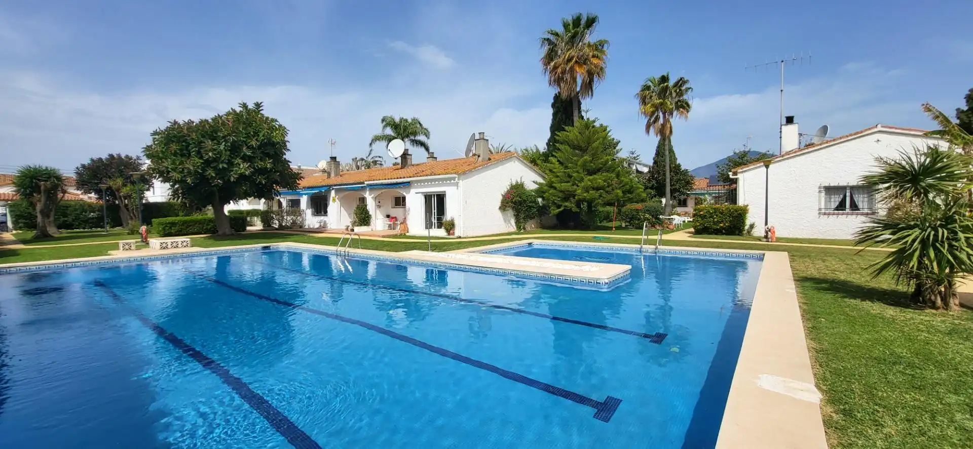 Piscina de Casa adosada en venta en Marbella con Piscina comunitaria