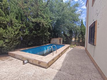 Chalet con piscina en venta en Calle Manzanares