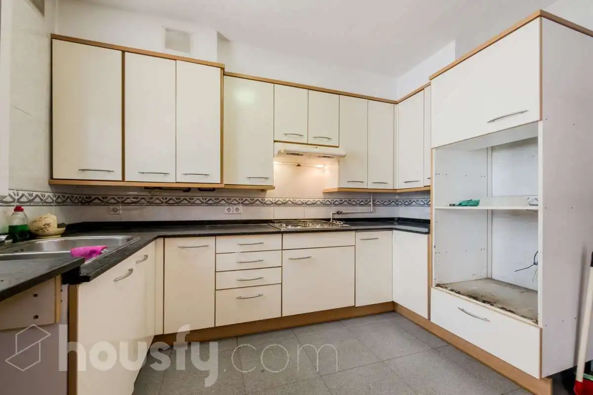 Cuina de Casa o xalet en venda en Barcelona amb Jardí privat, Terrassa i Traster