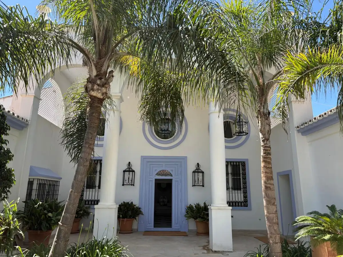 Vista exterior de Casa o xalet de lloguer en Estepona amb Aire condicionat, Jardí privat i Terrassa
