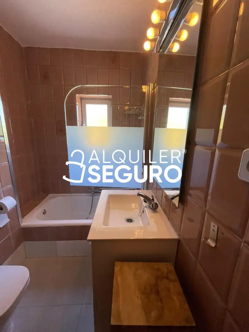 Bany de Pis de lloguer en Madrid amb Calefacció, Terrassa i Moblat