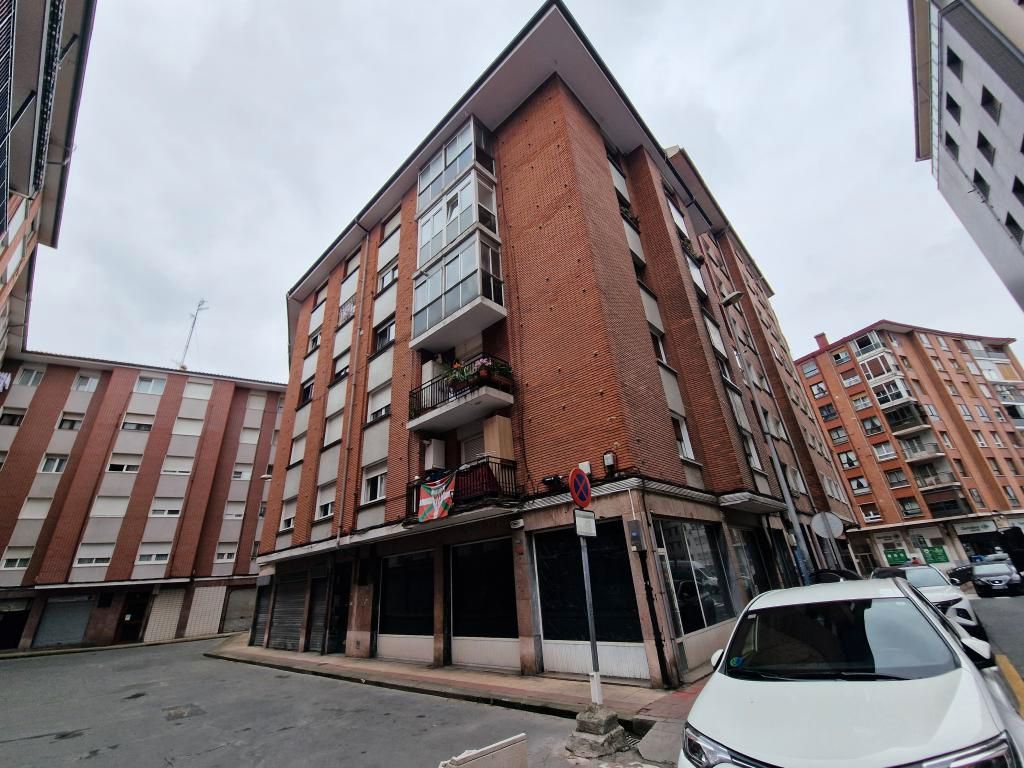 Vista exterior de Pis en venda en Barakaldo  amb Calefacció