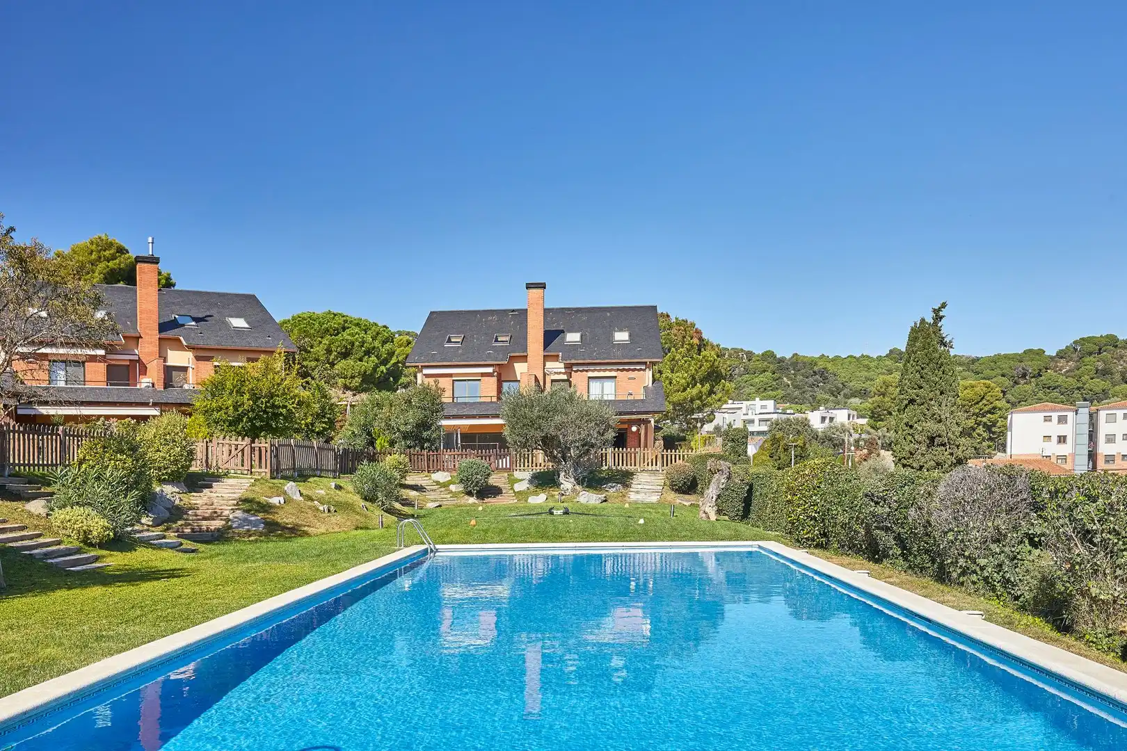 Schwimmbecken von Einfamilien-Reihenhaus zum Verkauf in L'Ametlla del Vallès mit Klimaanlage, Heizung und Privatgarten