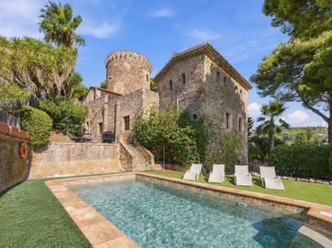 Casa amb piscina en venda a Santa Susanna
