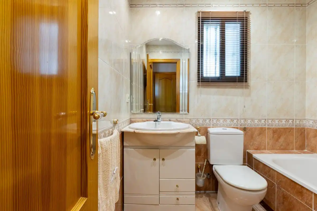 Baño de Casa adosada en venta en Alaquàs con Aire acondicionado, Calefacción y Terraza