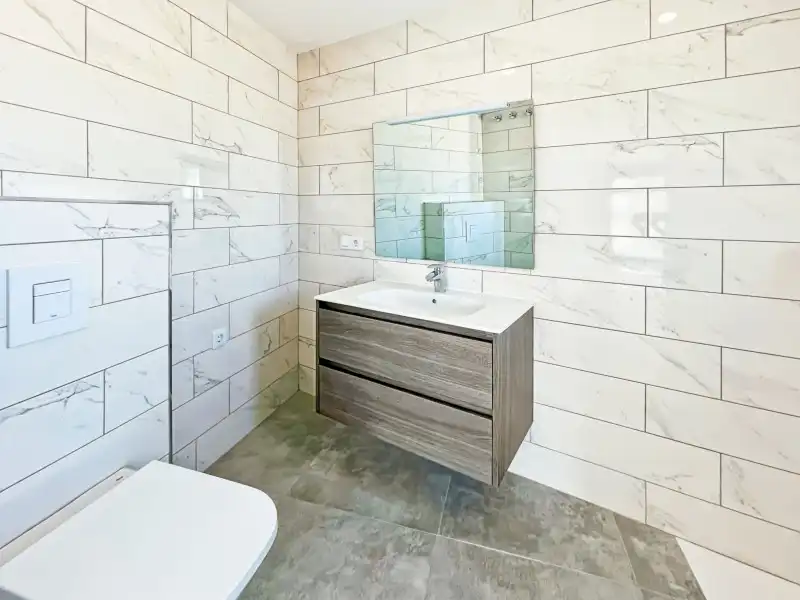 Badezimmer von Maisonette zum Verkauf in Roses mit Klimaanlage, Heizung und Terrasse