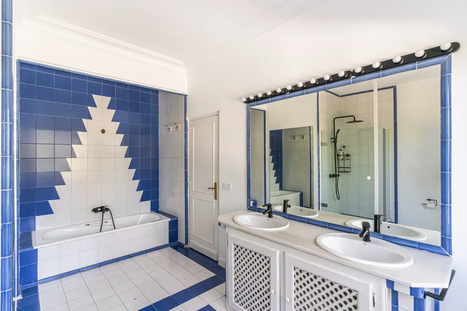 Bathroom of Houses for sale in Villanueva de la Cañada  with Air Conditioner, Heating and Private garden