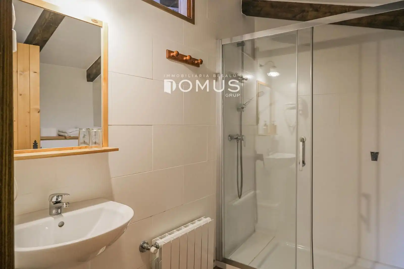 Baño de Finca rústica en venta en Santa Pau con Calefacción, Parquet y Piscina