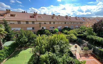 Vista exterior de Casa adosada en venda en Guadalajara Capital amb Jardí privat i Traster