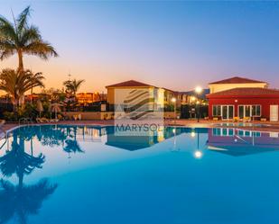 Piscina de Dúplex de lloguer en San Bartolomé de Tirajana amb Terrassa, Forn i Rentadora