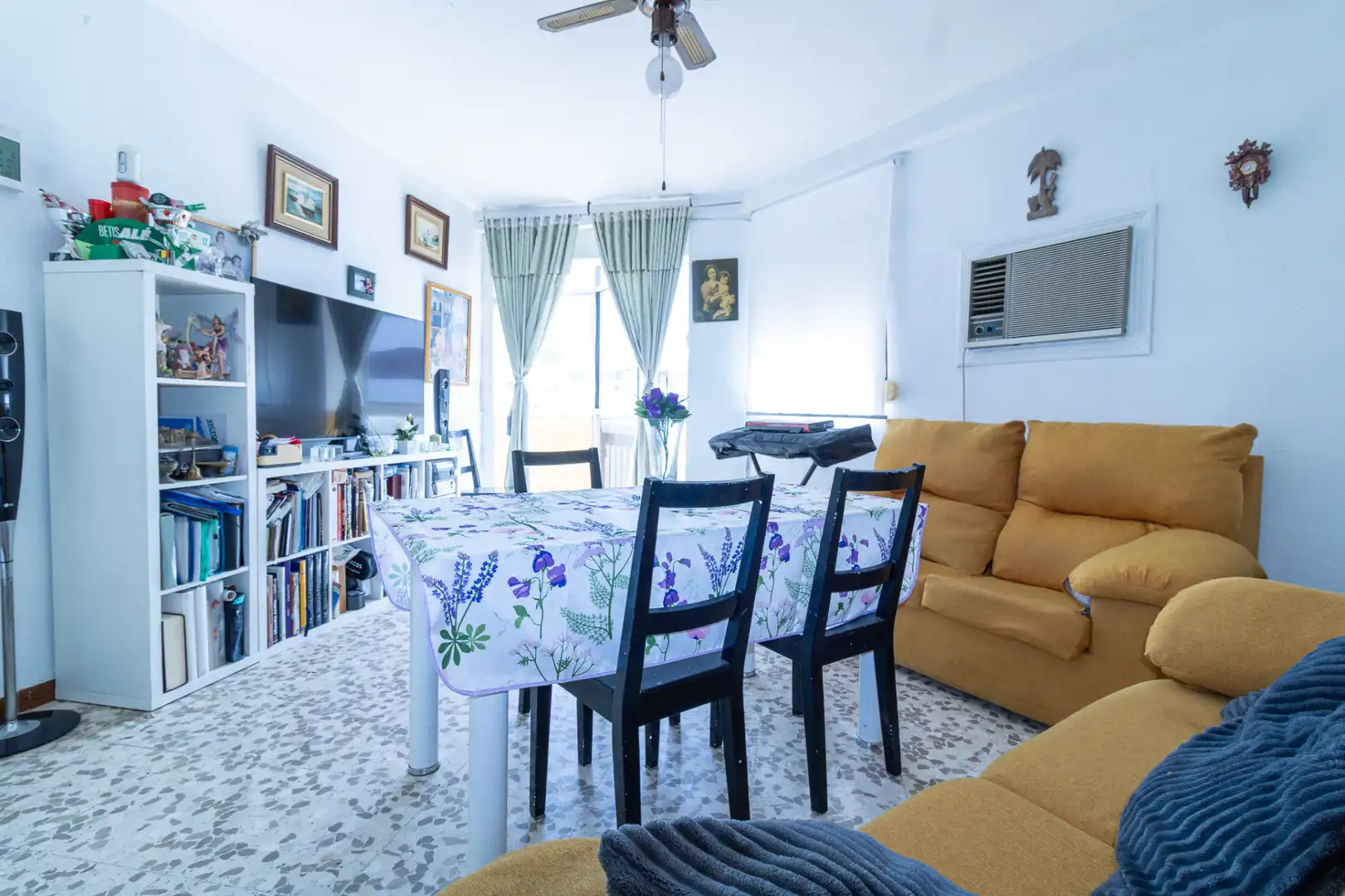 Living room of Flat for sale in Sevilla  with Air Conditioner, Heating and Furnished