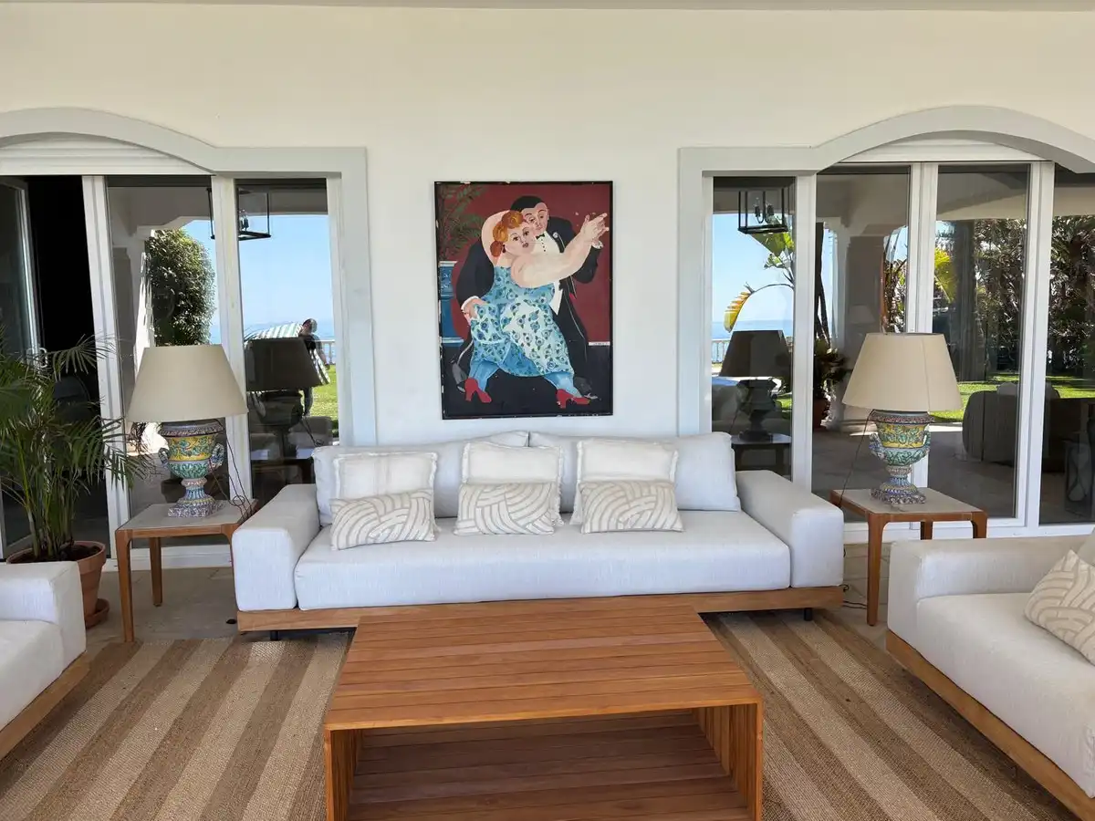 Sala d'estar de Casa o xalet de lloguer en Estepona amb Aire condicionat, Jardí privat i Terrassa