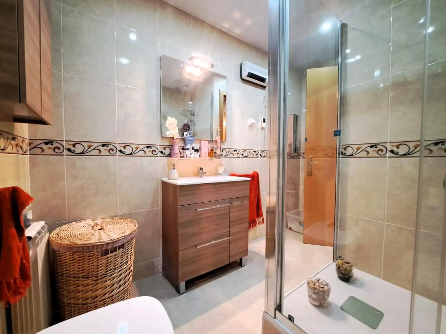 Baño de Dúplex en venta en Olesa de Montserrat con Aire acondicionado, Calefacción y Jardín privado