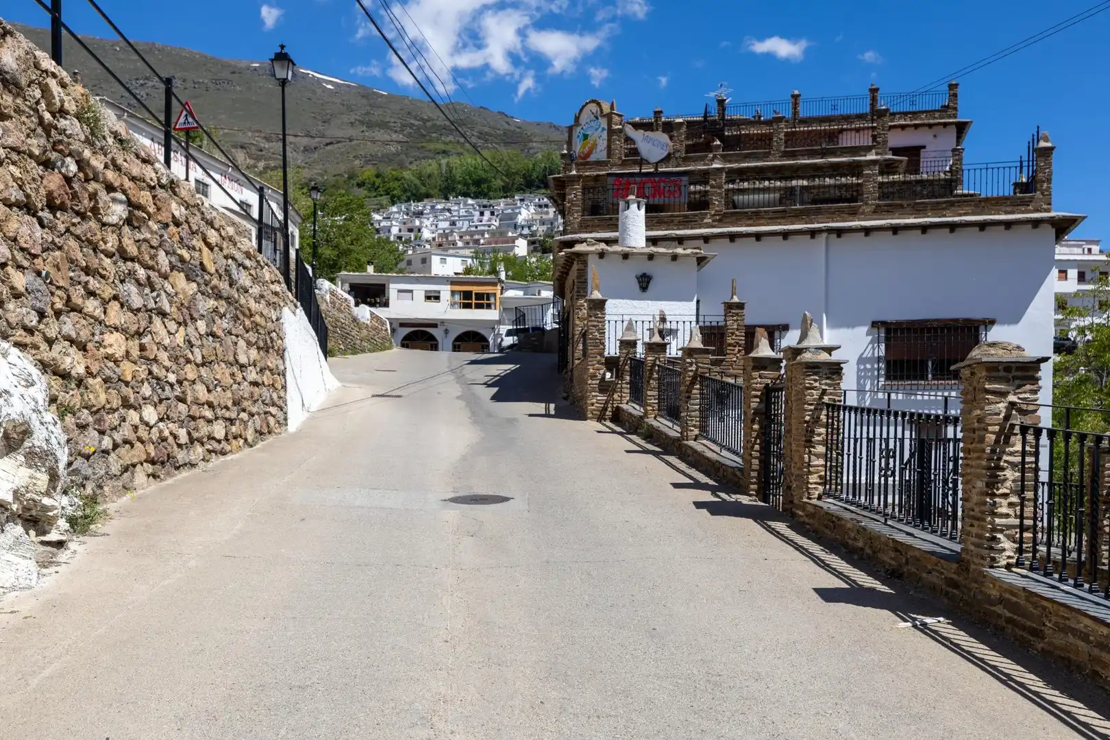 Vista exterior de Pis en venda en Trevélez amb Calefacció, Terrassa i Moblat