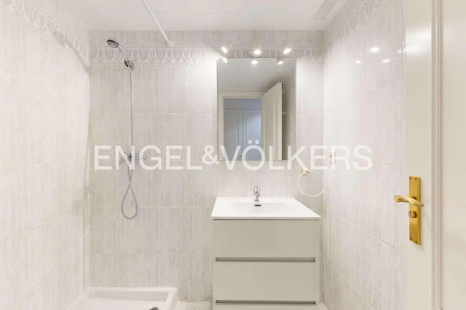 Bathroom of Flat for rent in Valencia  with Air Conditioner, Heating and Swimming Pool