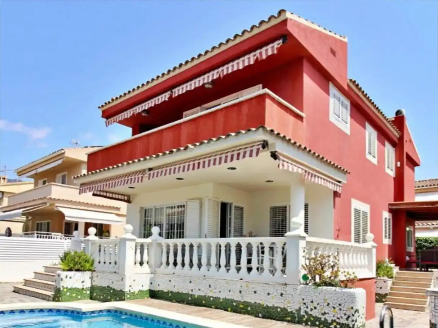 Vista exterior de Casa o xalet en venda en Benicasim / Benicàssim amb Aire condicionat, Piscina i Balcó