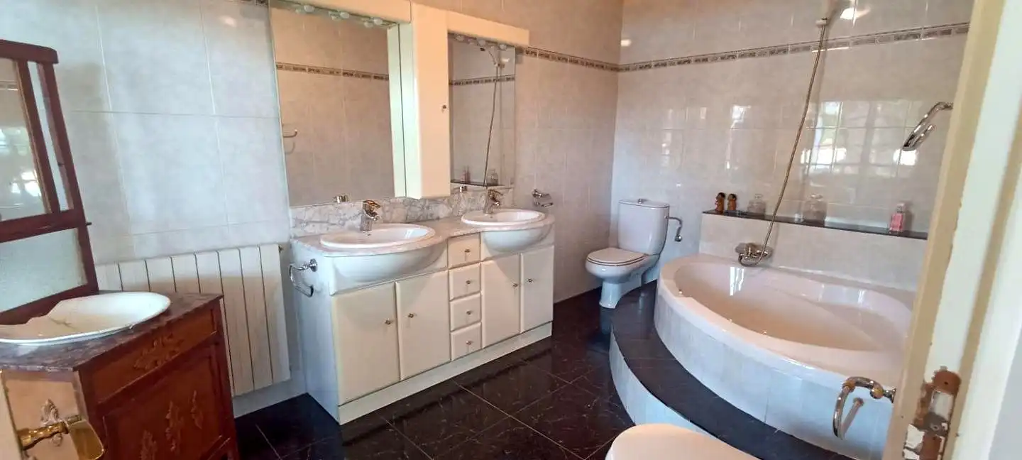 Baño de Casa o chalet en venta en Villamediana de Iregua con Aire acondicionado, Calefacción y Jardín privado