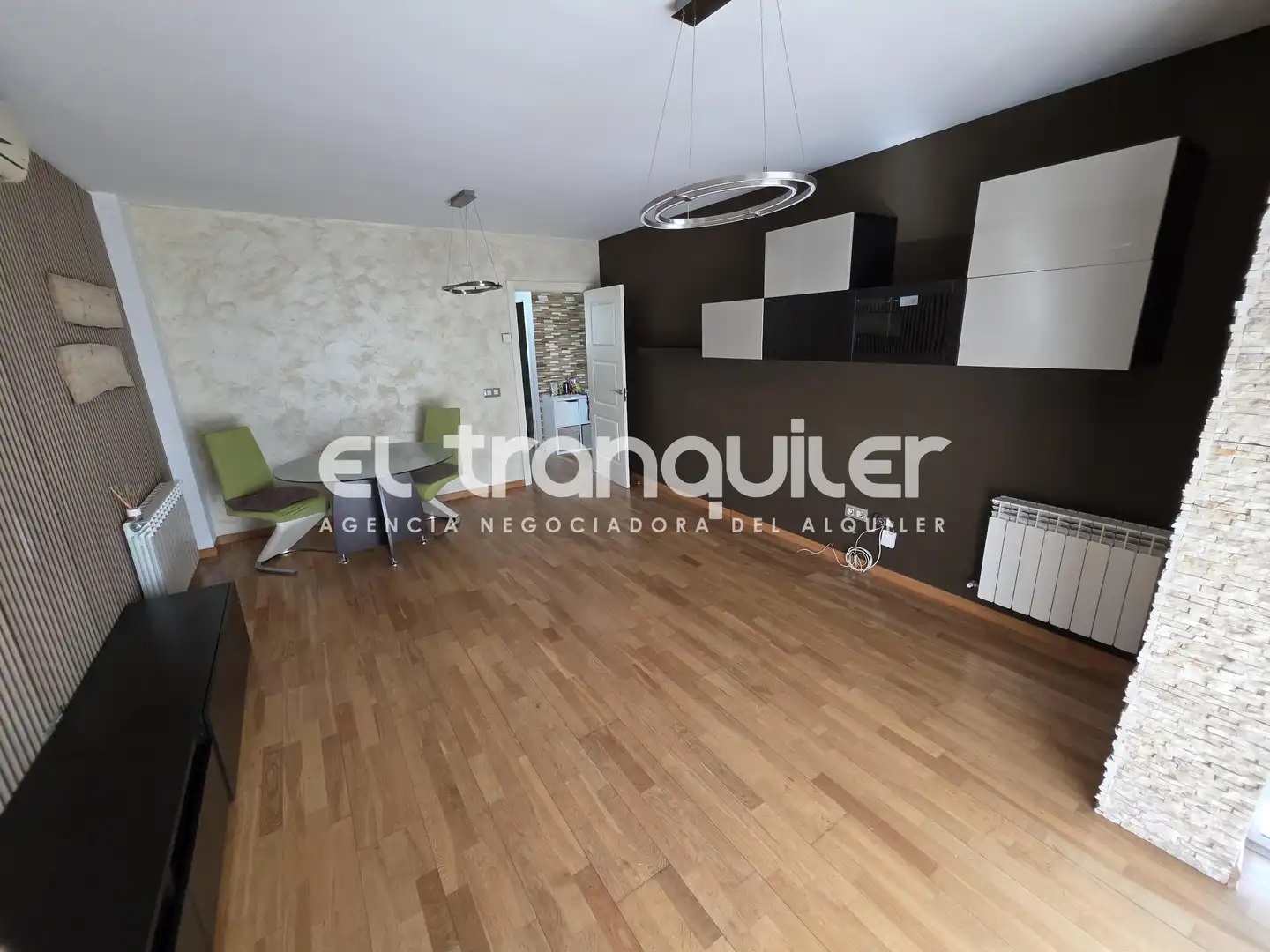Living room of Flat for rent in Madrid  with Air Conditioner, Parquet flooring and Storage room