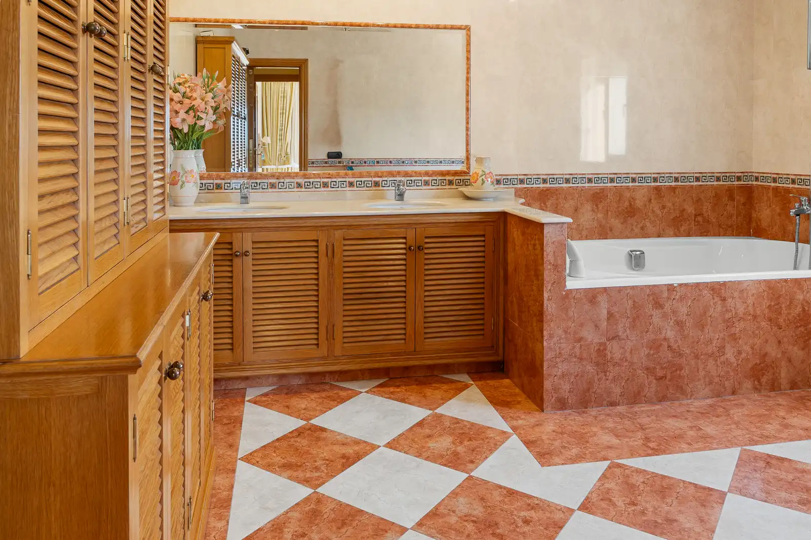 Bany de Casa o xalet en venda en Benalmádena amb Aire condicionat, Jardí privat i Piscina