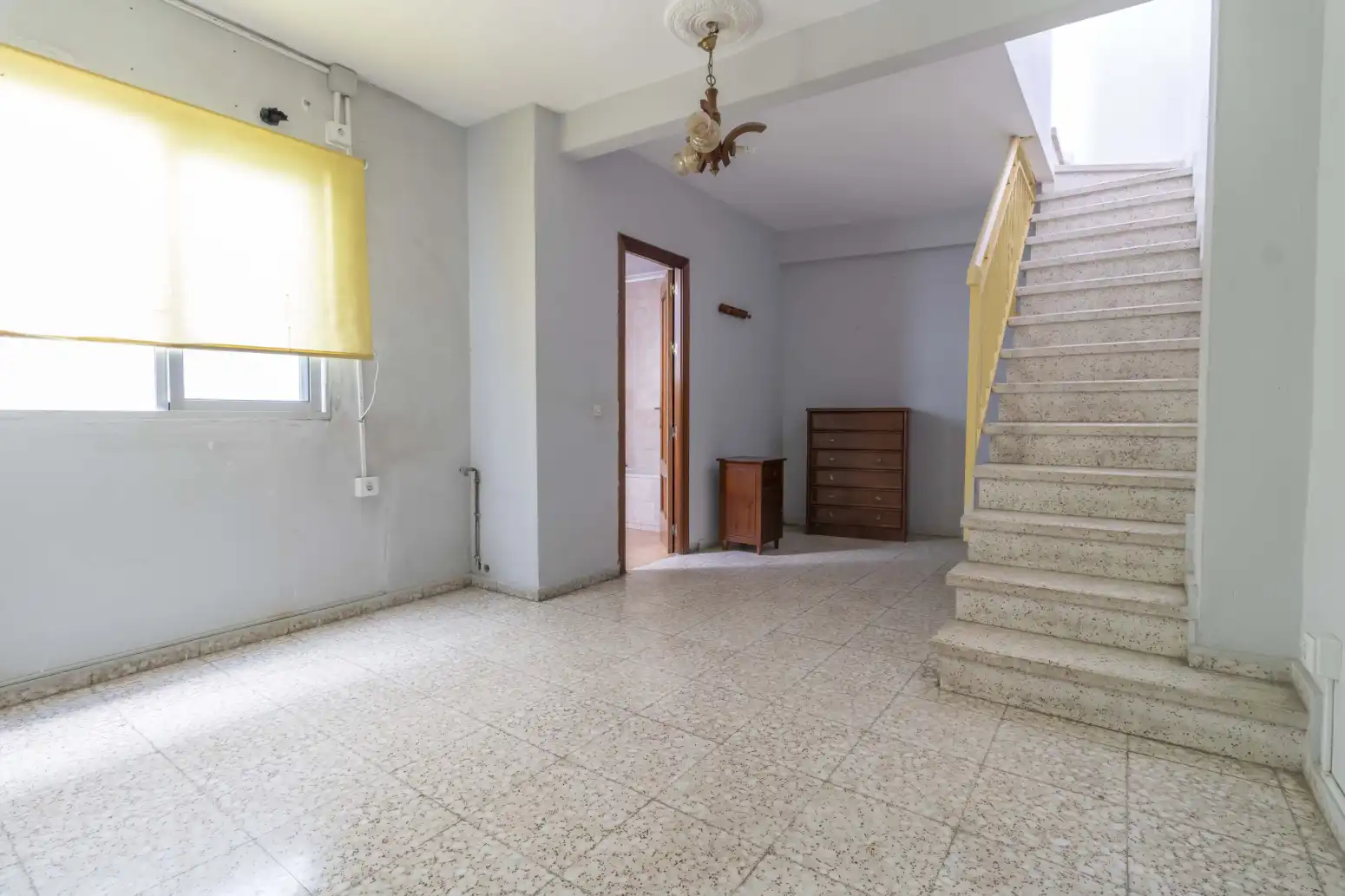 Einfamilien-Reihenhaus zum Verkauf in Sevilla mit Terrasse, Abstellraum und Balkon