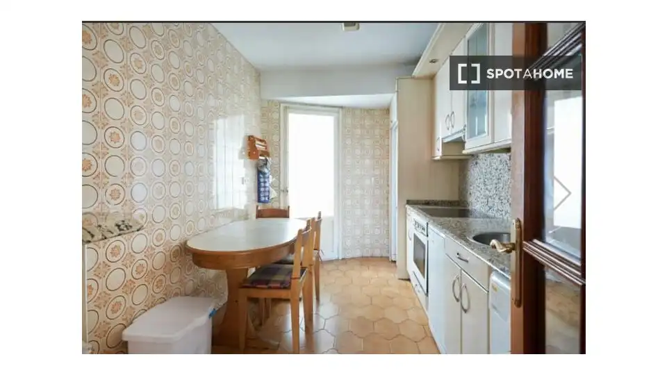 Cuina de Apartament per a compartir en  Pamplona / Iruña amb Aire condicionat, Terrassa i Moblat