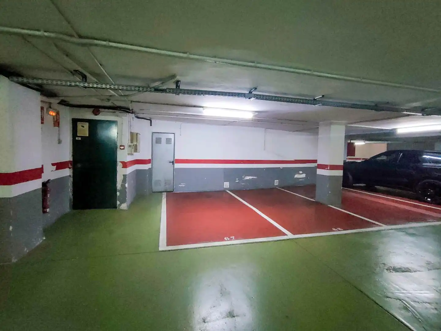 Parkplatz von Wohnung zum Verkauf in Barcelona mit Klimaanlage, Heizung und Privatgarten