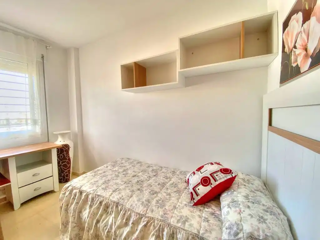 Dormitori de Apartament de lloguer en Vélez-Málaga amb Terrassa, Moblat i Piscina comunitària