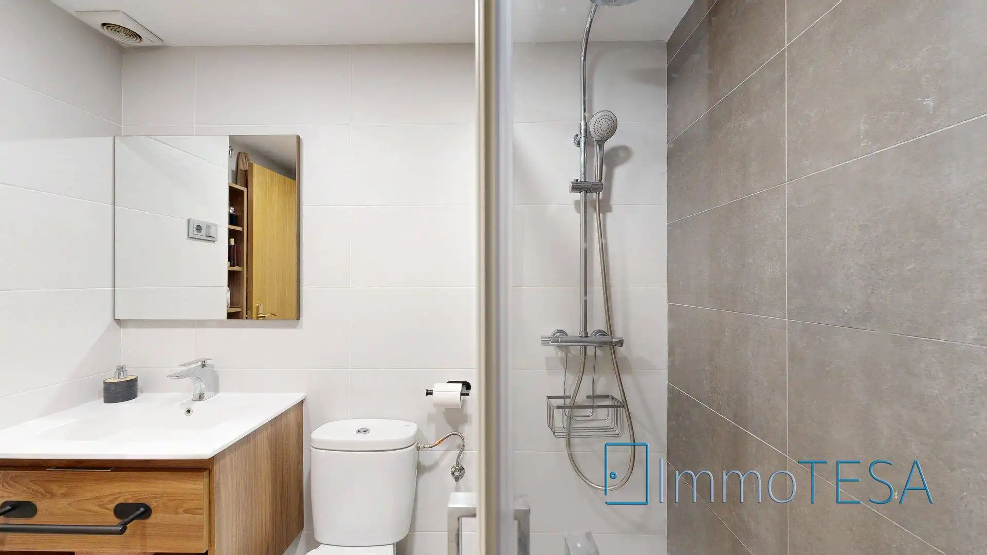Badezimmer von Wohnung zum Verkauf in Barberà del Vallès mit Klimaanlage, Heizung und Parkett