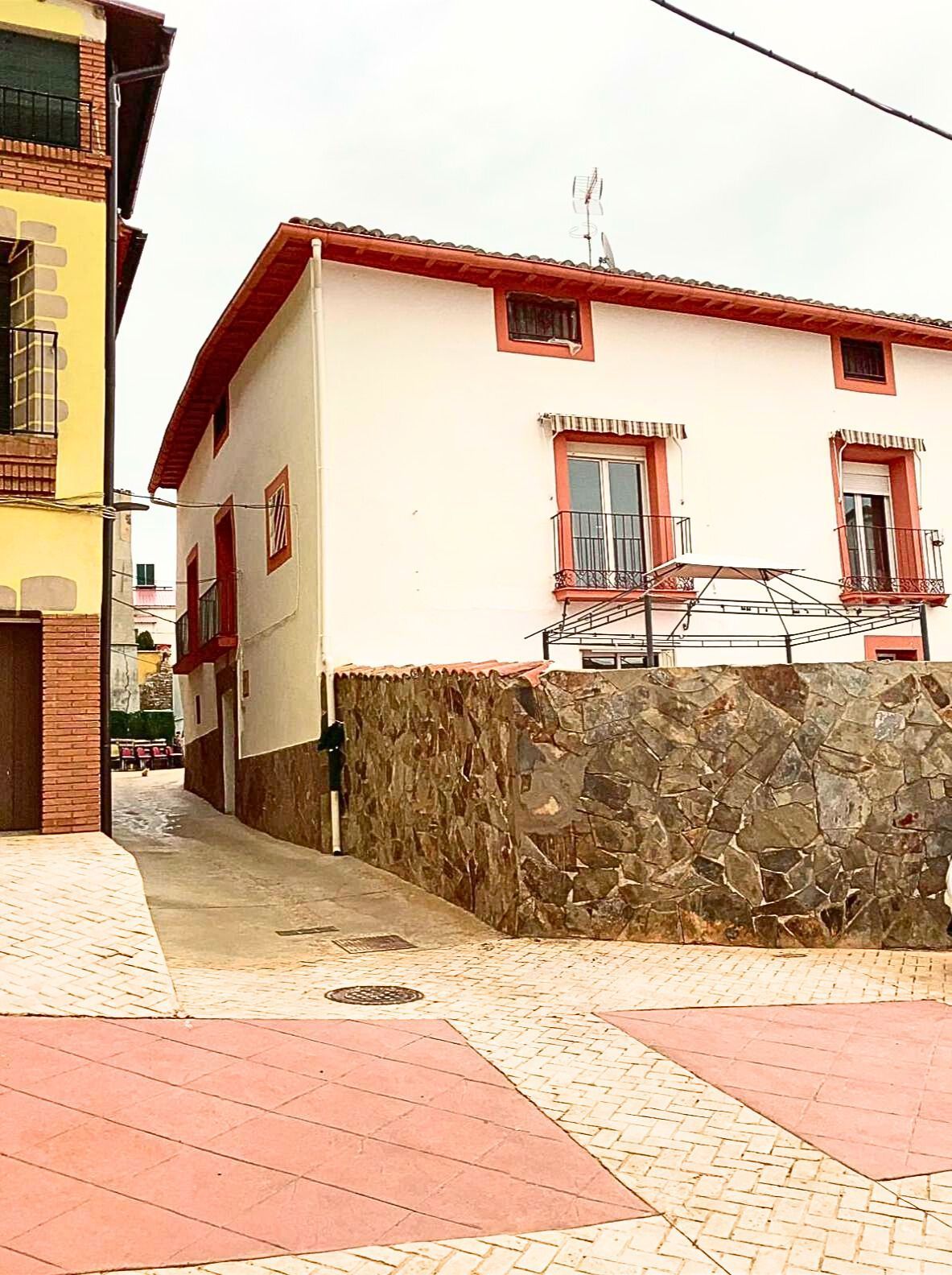 Außenansicht von Country house zum Verkauf in Velilla de Jiloca mit Privatgarten, Terrasse und Abstellraum