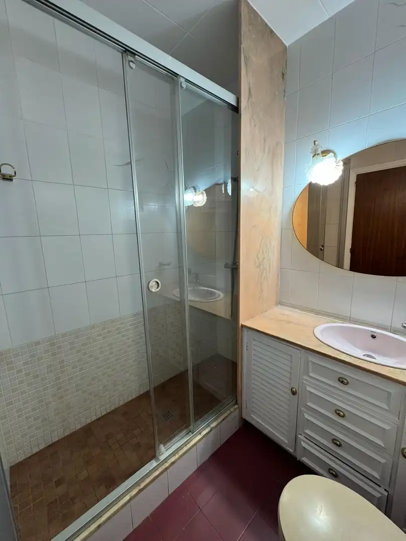 Bathroom of Flat for sale in Barcelona  with Parquet flooring
