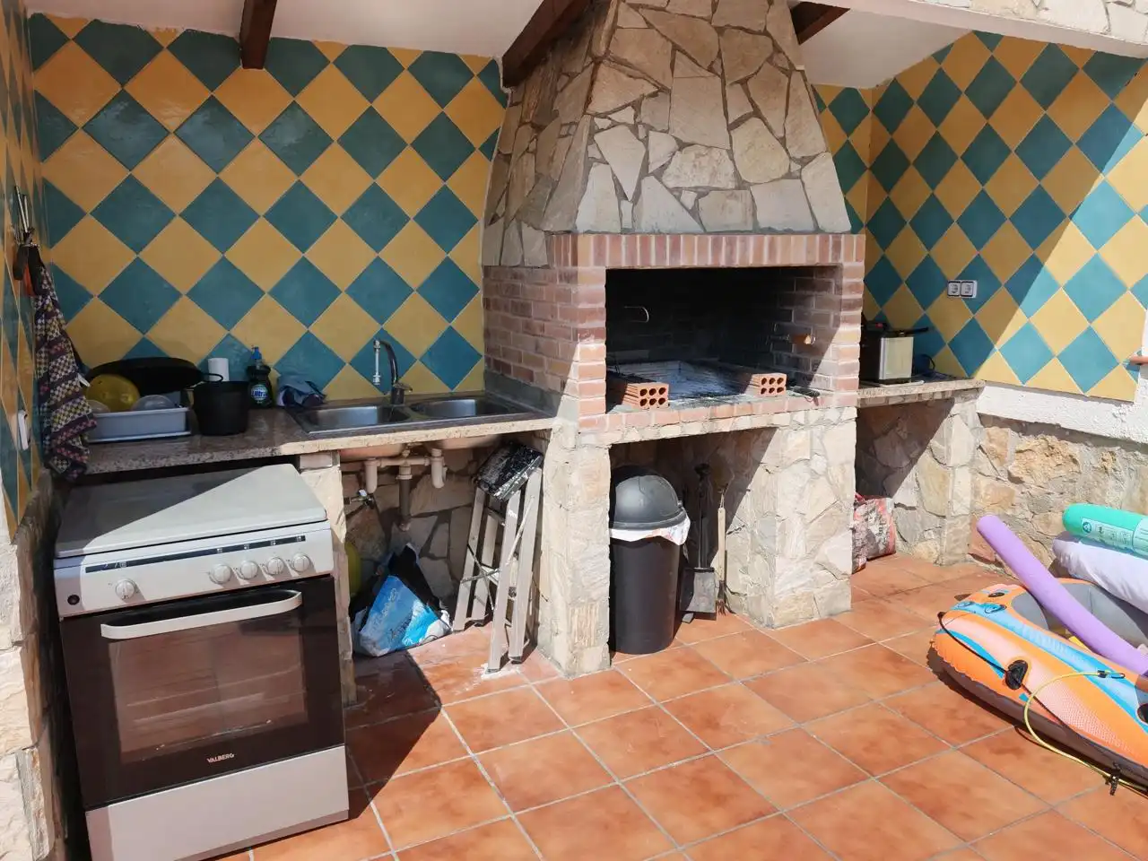 Cuina de Casa o xalet en venda en Caldes de Malavella amb Aire condicionat, Calefacció i Jardí privat
