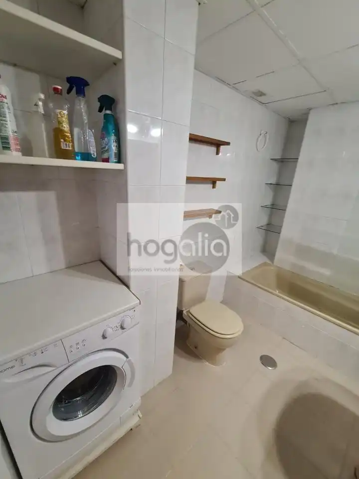 Badezimmer von Wohnung zur Miete in Sevilla mit Klimaanlage, Schwimmbad und Möbliert