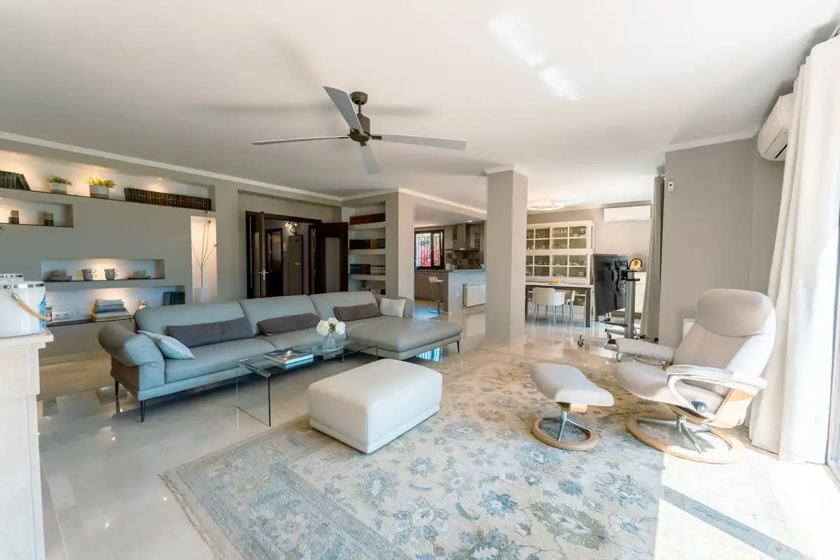 Sala d'estar de Casa o xalet en venda en Marbella amb Aire condicionat, Terrassa i Traster