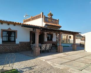 Vista exterior de Casa o xalet de lloguer en Arenas amb Aire condicionat, Jardí privat i Piscina