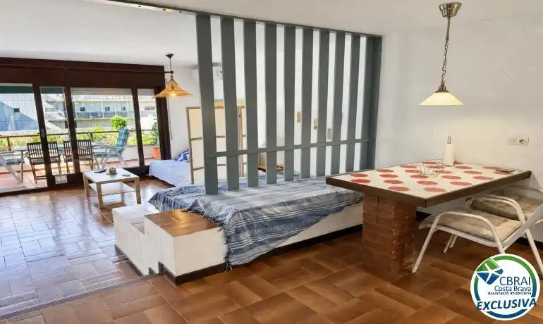 Sala de estar de Piso en venta en Roses con Calefacción, Terraza y Amueblado