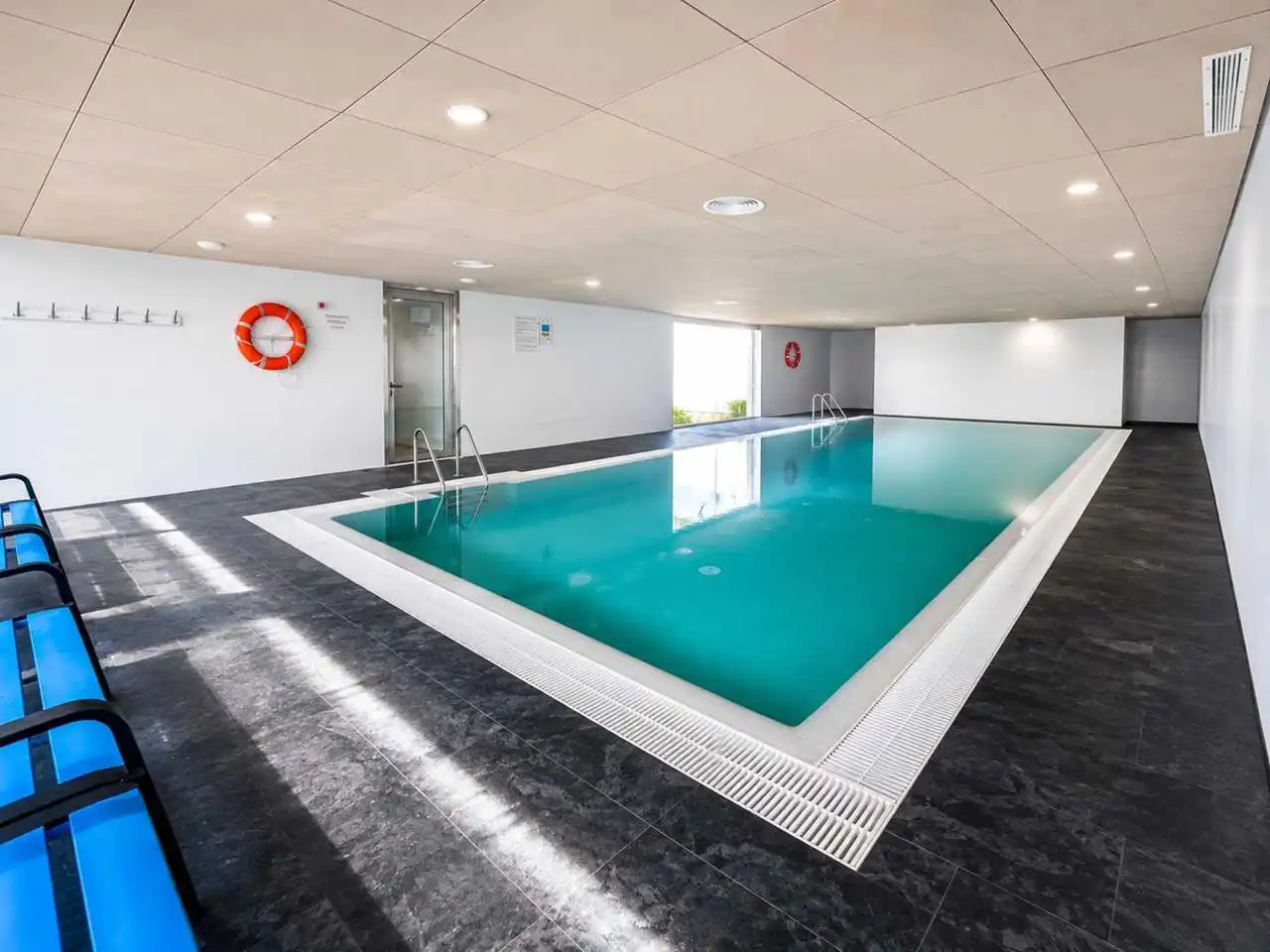 Schwimmbecken von Wohnungen zum Verkauf in Manilva mit Klimaanlage, Heizung und Terrasse