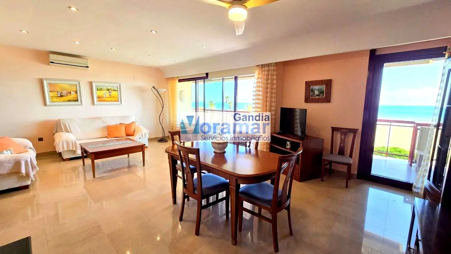 Menjador de Apartament de lloguer en Gandia amb Aire condicionat, Terrassa i Moblat